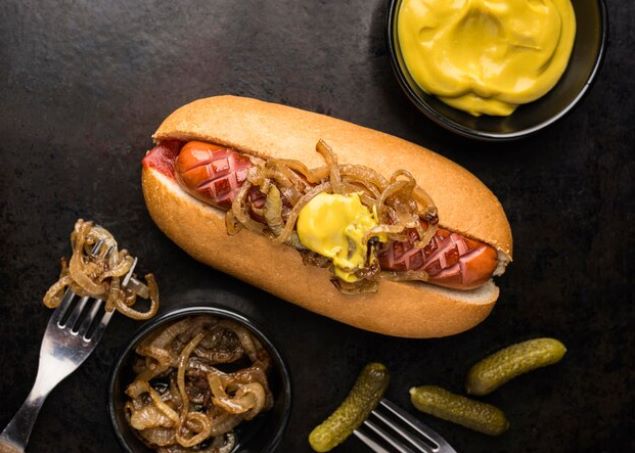  Rượu vang Riesling và Hot dog cùng sốt mù tạt, dưa cải bắp thái nhỏ