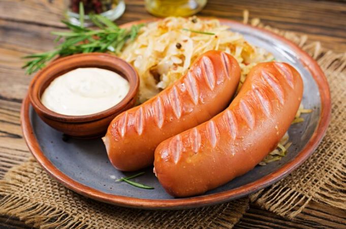 Rượu vang Gamay cùng xúc xích Đức Bratwurst