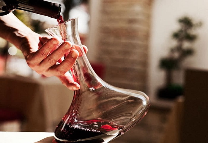 Rượu vang Hải Phòng - Cách chiết rượu vang vào bình Decanter đúng