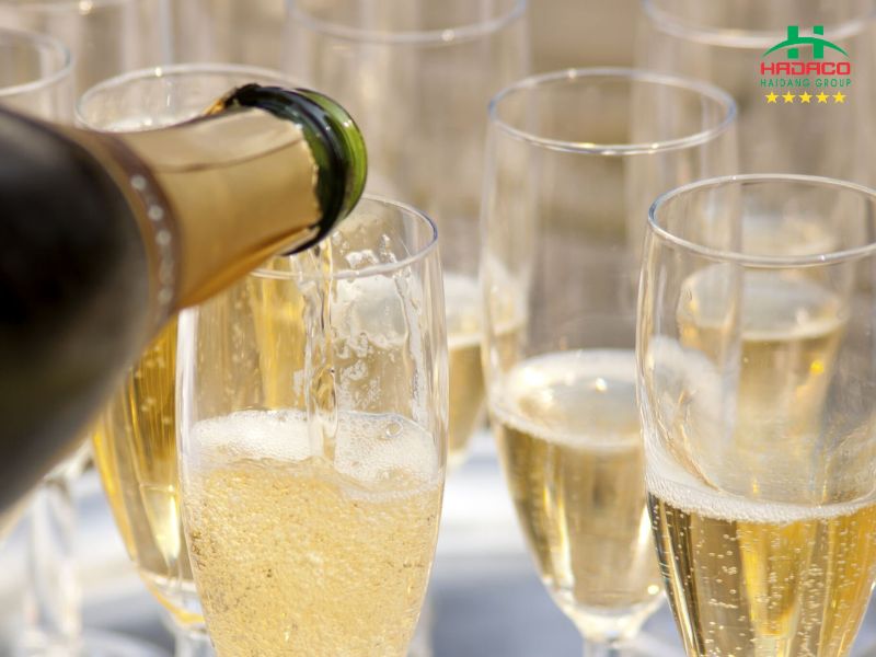 Lý do gì mà khiến Champagne đắt đỏ nhưng lại xứng đáng như vậy?