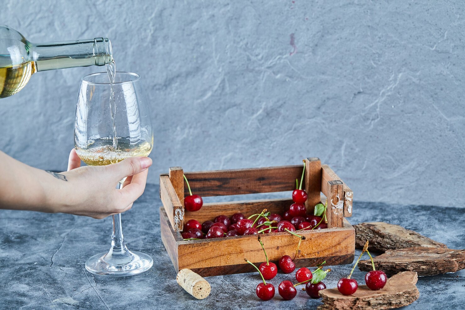 Moscato có màu sáng và vị ngọt của hoa quả như đào, lê, chanh dây